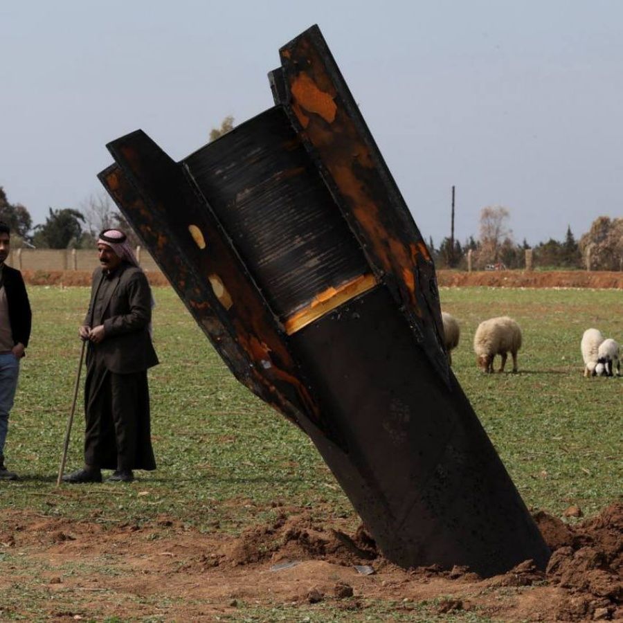 Suriye'nin Kamışlı kentine İran füzesi düştü! Hatıra fotoğrafı yarışına girdiler... 4