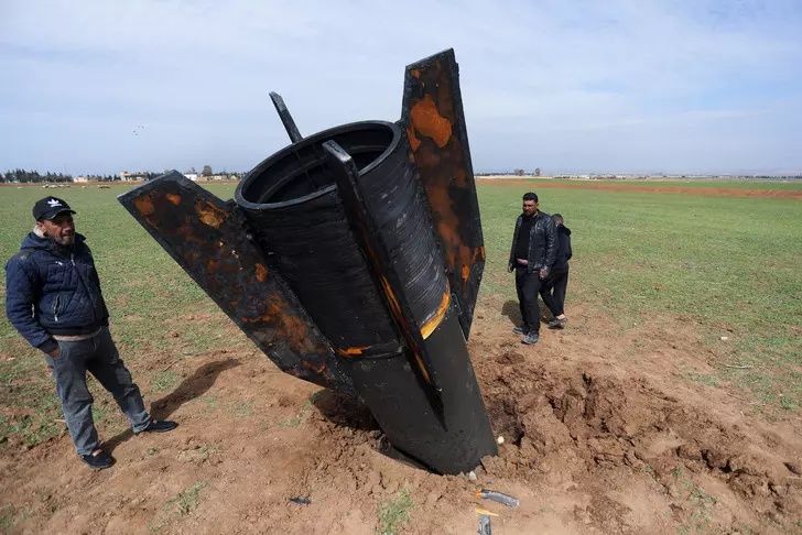 Suriye'nin Kamışlı kentine İran füzesi düştü! Hatıra fotoğrafı yarışına girdiler... 5