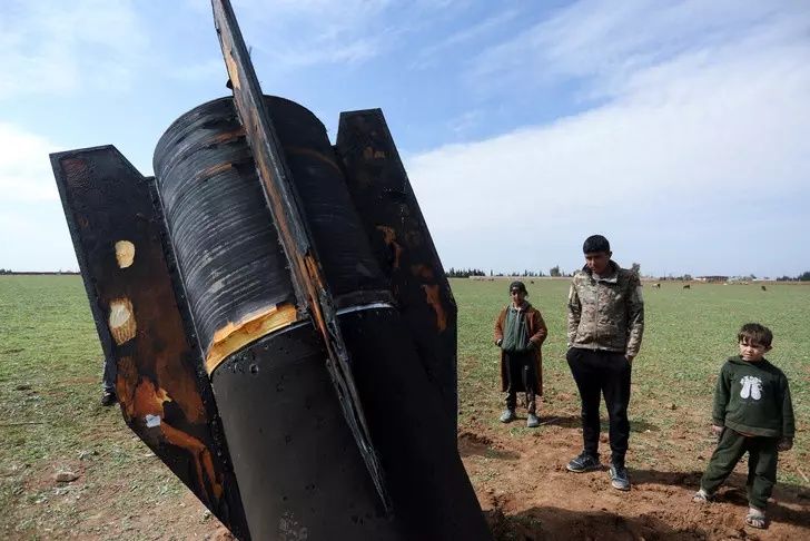Suriye'nin Kamışlı kentine İran füzesi düştü! Hatıra fotoğrafı yarışına girdiler... 7