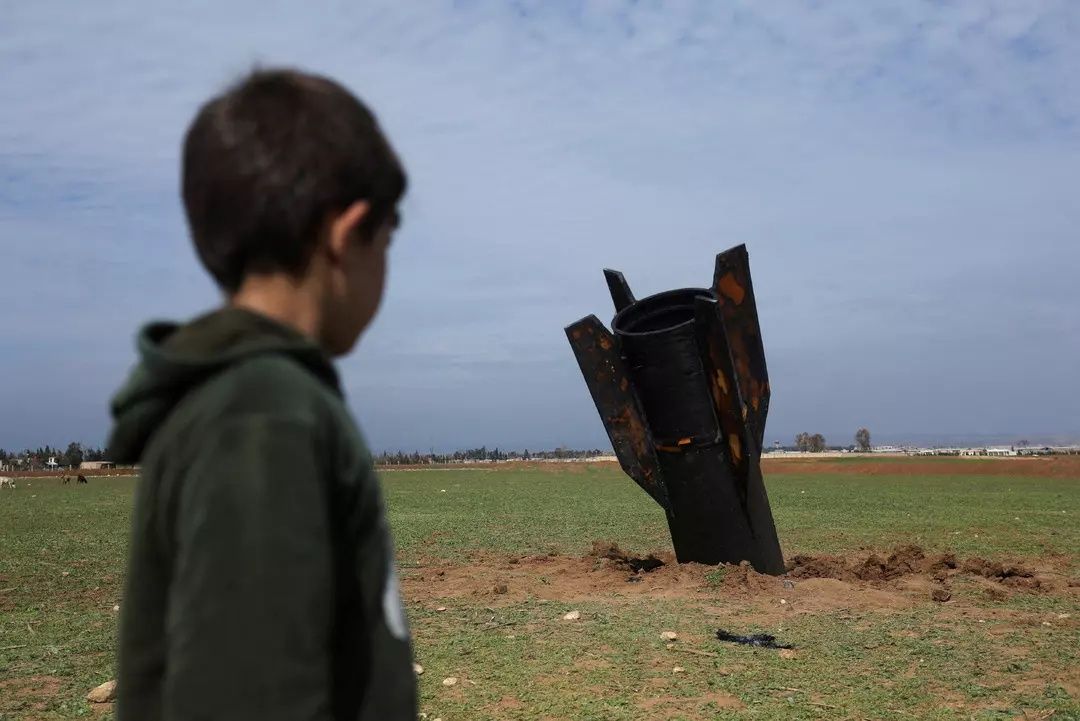Suriye'nin Kamışlı kentine İran füzesi düştü! Hatıra fotoğrafı yarışına girdiler... 9