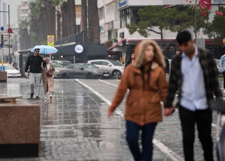 İstanbul'a bahar havası veda ediyor: Sıcaklıklar 10 derecenin altına düşecek! Özellikle cuma ve cumartesiye dikkat 1