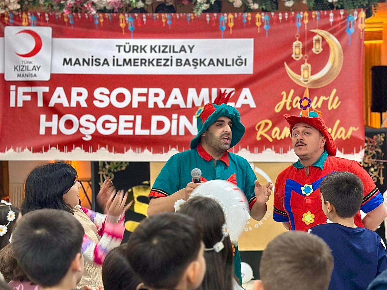 Türk Kızılay’dan, Manisa'da yetimler için özel iftar 1