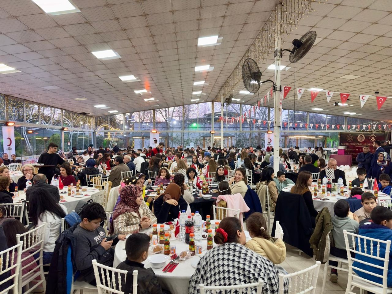 Türk Kızılay’dan, Manisa'da yetimler için özel iftar 3