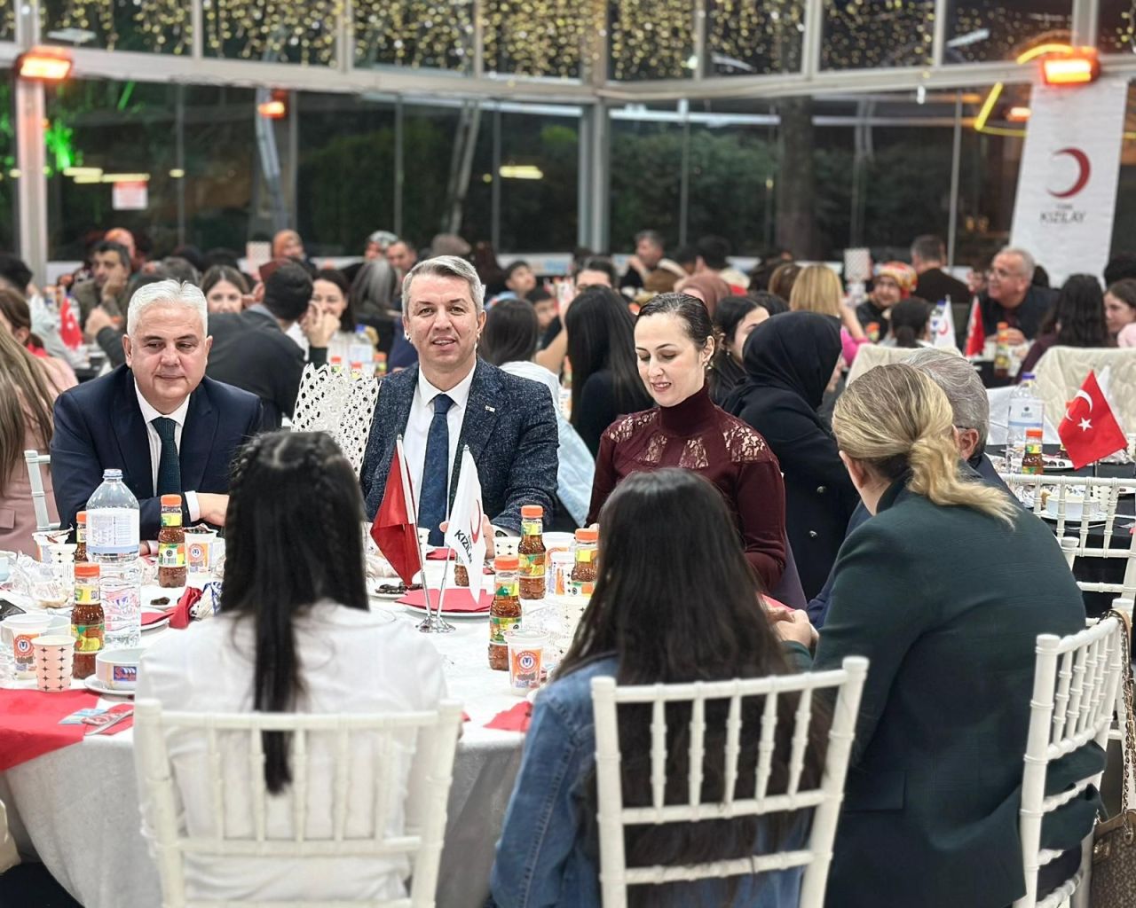 Türk Kızılay’dan, Manisa'da yetimler için özel iftar 6