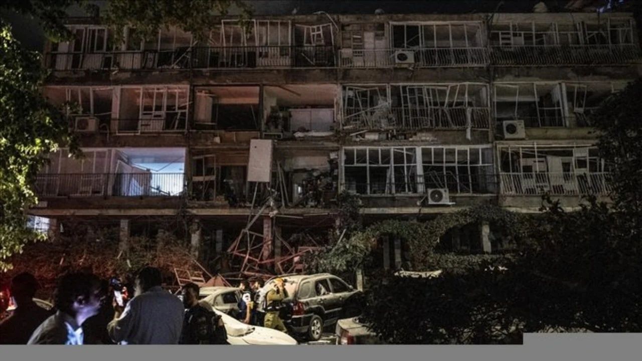İsrail'de halk telaşta, Netanyahu zorda! Demir Kubbe çöktü, Tel Aviv yerle bir oldu: İşte yıkımın görüntüleri... 10