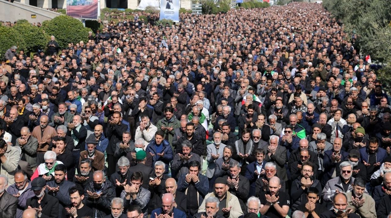 Tahran'da savaş sonrası ilk cuma namazı: “Hamaney’in intikamının alınacağız” 5