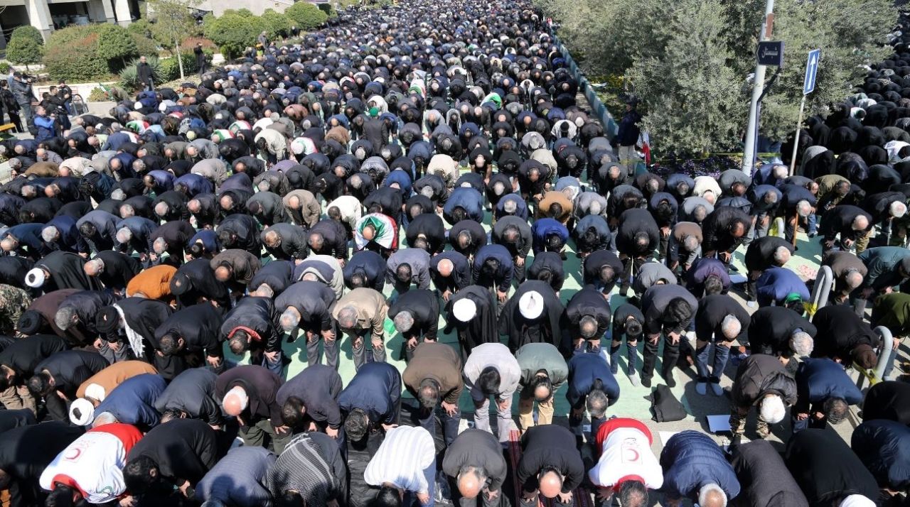 Tahran'da savaş sonrası ilk cuma namazı: “Hamaney’in intikamının alınacağız” 4