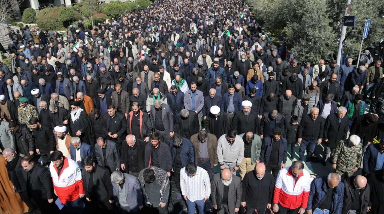 Tahran'da savaş sonrası ilk cuma namazı: “Hamaney’in intikamının alınacağız” 3