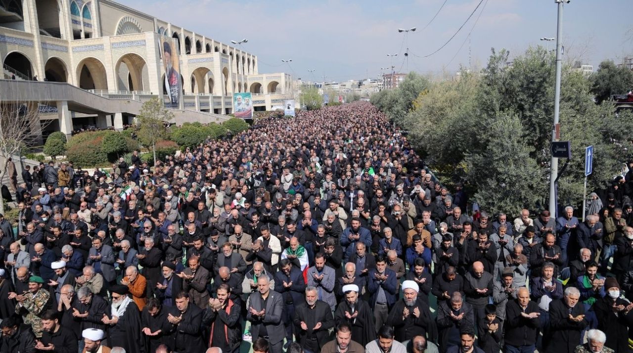 Tahran'da savaş sonrası ilk cuma namazı: “Hamaney’in intikamının alınacağız” 1