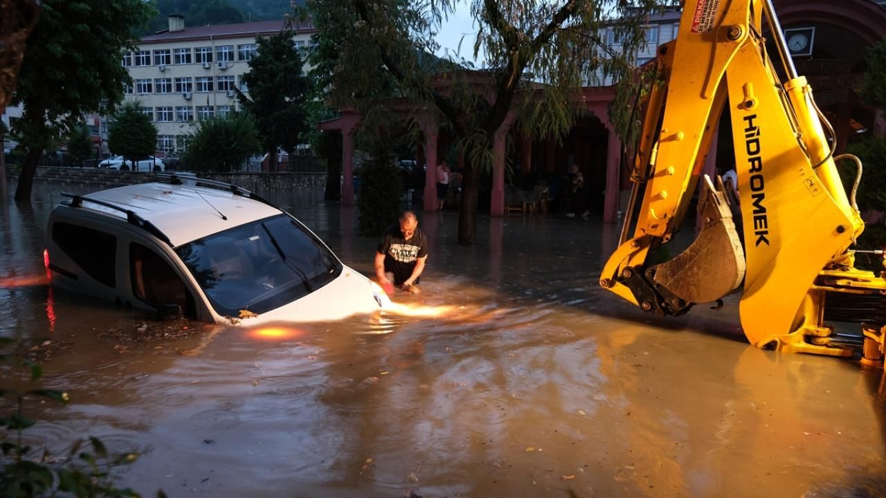 Yarın için uyarı geldi! 17 ilde sağanak, 23 ilde kar yağışı bekleniyor 10
