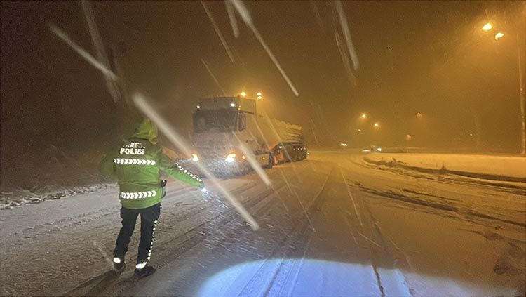 Yarın için uyarı geldi! 17 ilde sağanak, 23 ilde kar yağışı bekleniyor 32