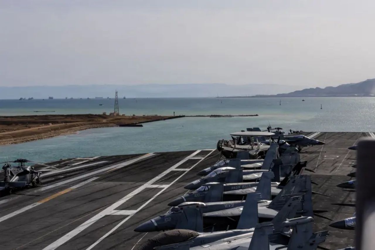 ABD'nin en büyük uçak gemisi Kızıldeniz'de! USS Gerald R. Ford Süveyş'i aştı, bölgede iki uçak gemisiyle dev yığınak oluştu 2