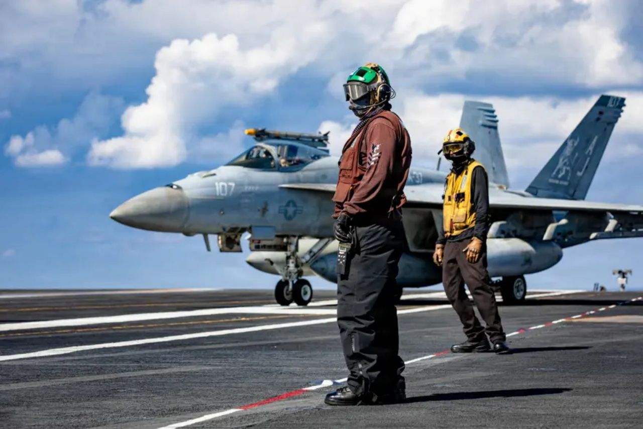 ABD'nin en büyük uçak gemisi Kızıldeniz'de! USS Gerald R. Ford Süveyş'i aştı, bölgede iki uçak gemisiyle dev yığınak oluştu 4