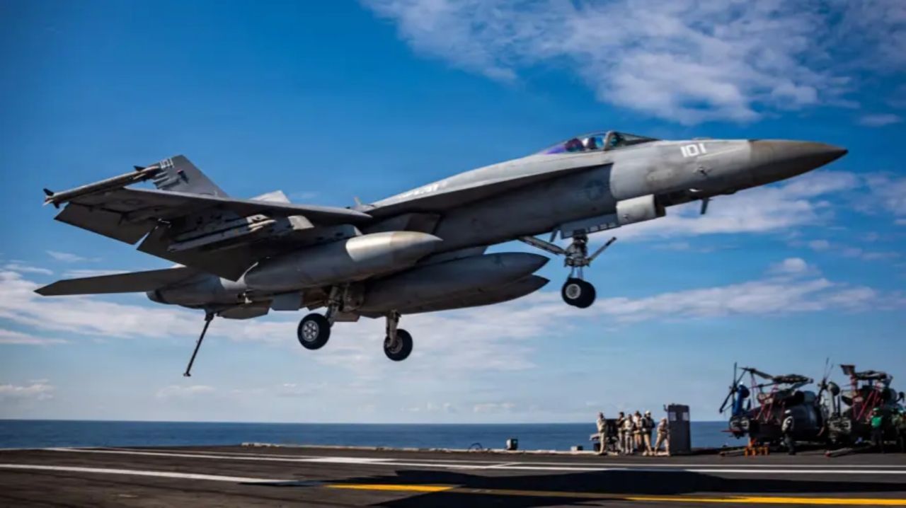 ABD'nin en büyük uçak gemisi Kızıldeniz'de! USS Gerald R. Ford Süveyş'i aştı, bölgede iki uçak gemisiyle dev yığınak oluştu 6