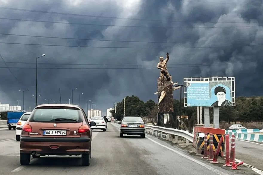 Tahran'da bu sabah güneş doğmadı! Petrol depoları vuruldu, gökyüzü siyah dumanla kaplandı... Toksik yağmur alarmı 3