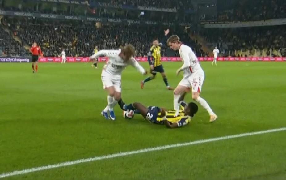 "Matteo Guendouzi ve Ederson kırmızı karttan atılmalıydı! Fenerbahçe'nin 3. golünde ofsayt yok" Trio ekibi maçtaki hakem hatalarını açıkladı 2