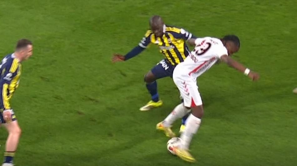 "Matteo Guendouzi ve Ederson kırmızı karttan atılmalıydı! Fenerbahçe'nin 3. golünde ofsayt yok" Trio ekibi maçtaki hakem hatalarını açıkladı 3