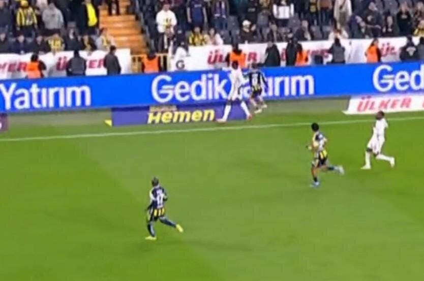 "Matteo Guendouzi ve Ederson kırmızı karttan atılmalıydı! Fenerbahçe'nin 3. golünde ofsayt yok" Trio ekibi maçtaki hakem hatalarını açıkladı 7
