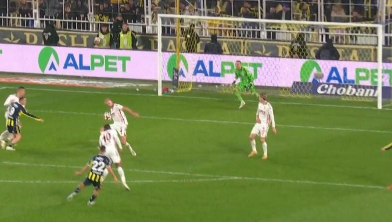 "Matteo Guendouzi ve Ederson kırmızı karttan atılmalıydı! Fenerbahçe'nin 3. golünde ofsayt yok" Trio ekibi maçtaki hakem hatalarını açıkladı 22