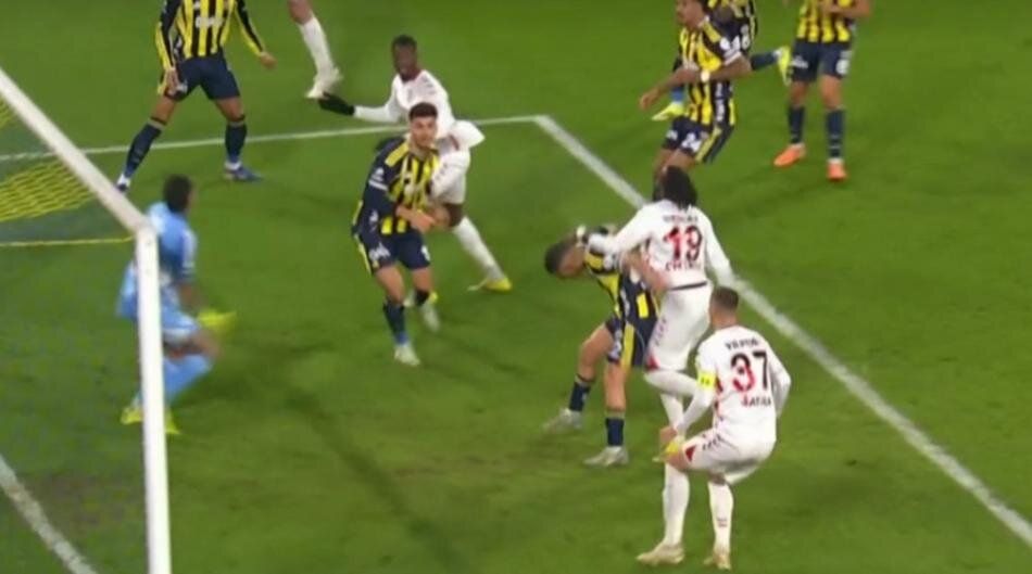 "Matteo Guendouzi ve Ederson kırmızı karttan atılmalıydı! Fenerbahçe'nin 3. golünde ofsayt yok" Trio ekibi maçtaki hakem hatalarını açıkladı 34