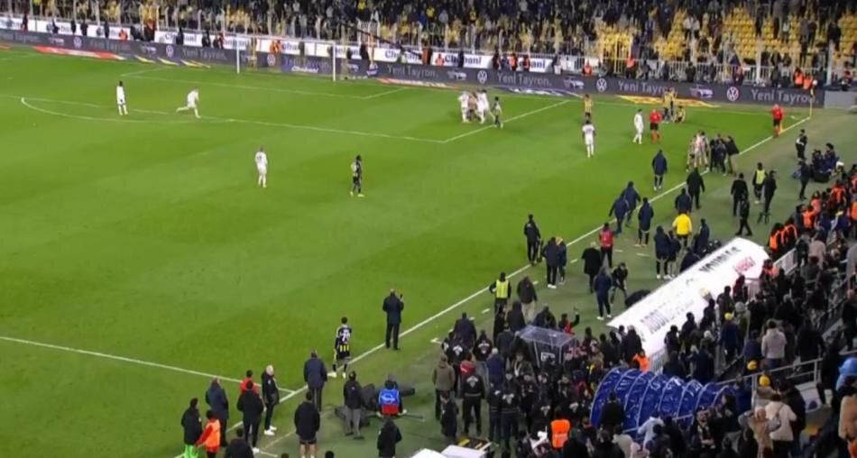 "Matteo Guendouzi ve Ederson kırmızı karttan atılmalıydı! Fenerbahçe'nin 3. golünde ofsayt yok" Trio ekibi maçtaki hakem hatalarını açıkladı 33