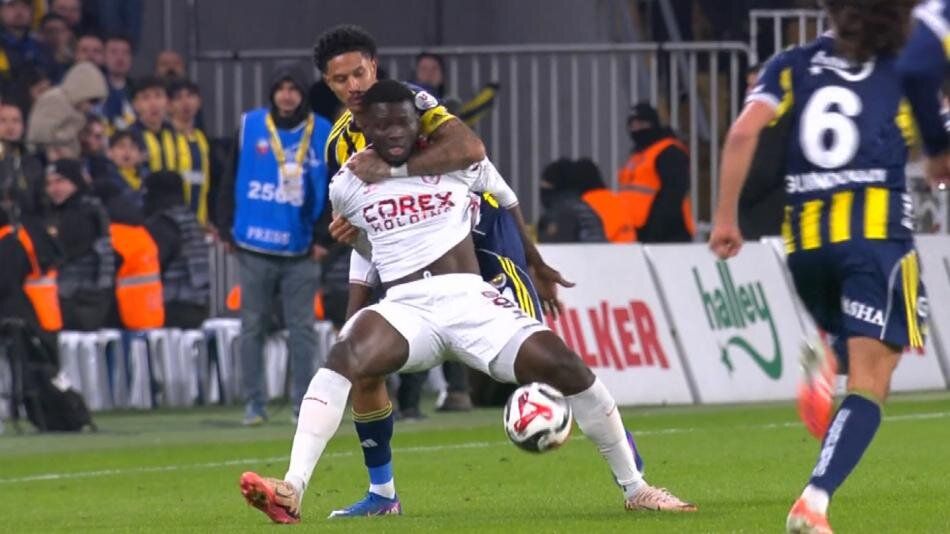 "Matteo Guendouzi ve Ederson kırmızı karttan atılmalıydı! Fenerbahçe'nin 3. golünde ofsayt yok" Trio ekibi maçtaki hakem hatalarını açıkladı 8