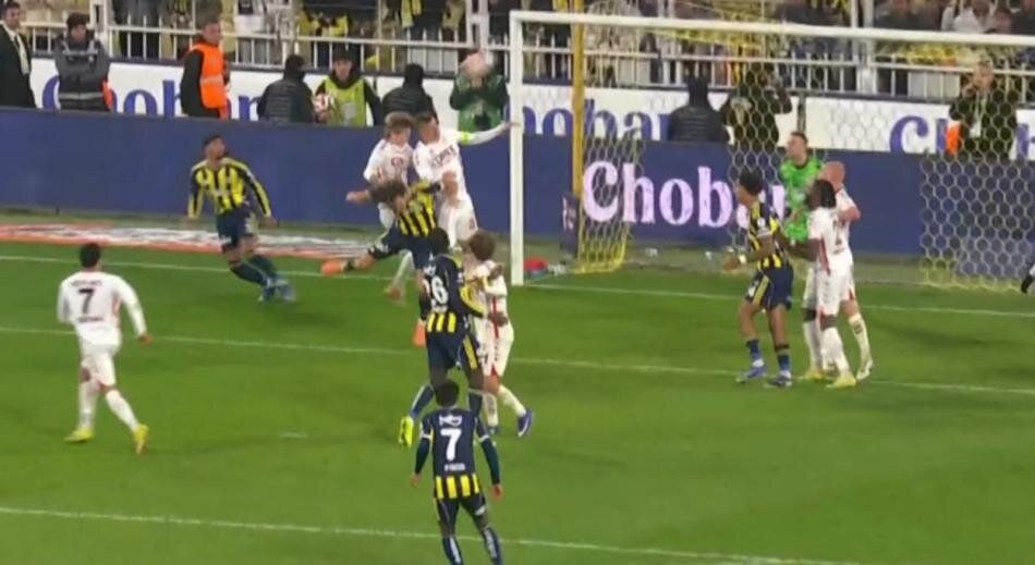 "Matteo Guendouzi ve Ederson kırmızı karttan atılmalıydı! Fenerbahçe'nin 3. golünde ofsayt yok" Trio ekibi maçtaki hakem hatalarını açıkladı 30