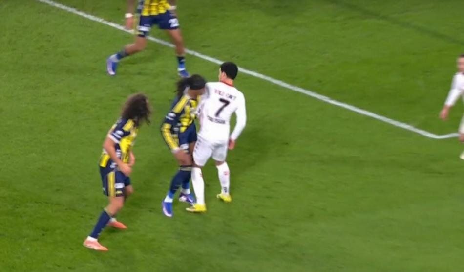 "Matteo Guendouzi ve Ederson kırmızı karttan atılmalıydı! Fenerbahçe'nin 3. golünde ofsayt yok" Trio ekibi maçtaki hakem hatalarını açıkladı 27