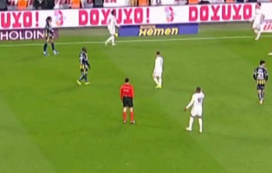 "Matteo Guendouzi ve Ederson kırmızı karttan atılmalıydı! Fenerbahçe'nin 3. golünde ofsayt yok" Trio ekibi maçtaki hakem hatalarını açıkladı 13