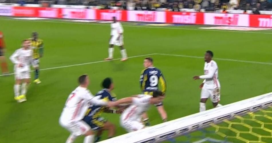 "Matteo Guendouzi ve Ederson kırmızı karttan atılmalıydı! Fenerbahçe'nin 3. golünde ofsayt yok" Trio ekibi maçtaki hakem hatalarını açıkladı 11
