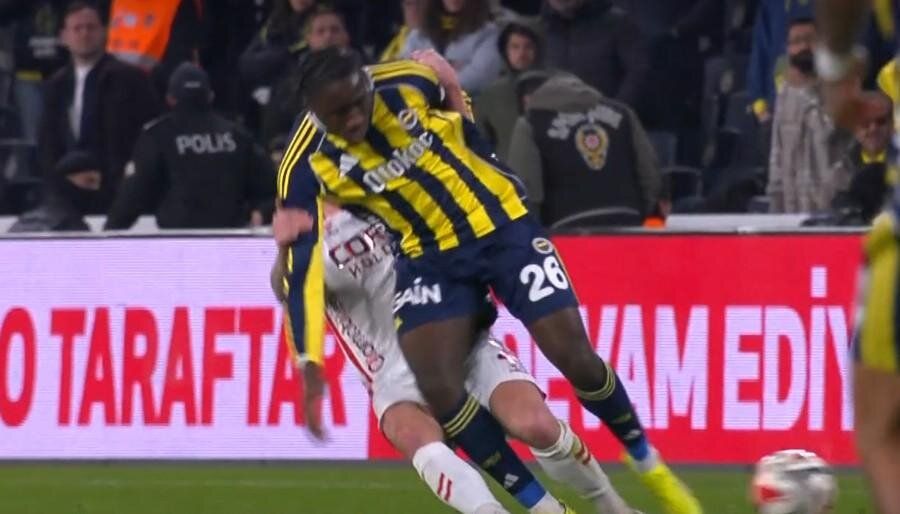 "Matteo Guendouzi ve Ederson kırmızı karttan atılmalıydı! Fenerbahçe'nin 3. golünde ofsayt yok" Trio ekibi maçtaki hakem hatalarını açıkladı 21