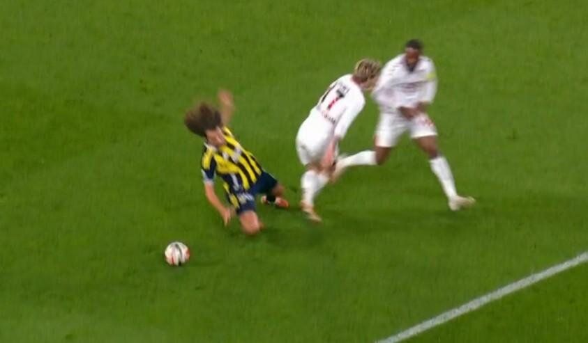"Matteo Guendouzi ve Ederson kırmızı karttan atılmalıydı! Fenerbahçe'nin 3. golünde ofsayt yok" Trio ekibi maçtaki hakem hatalarını açıkladı 25