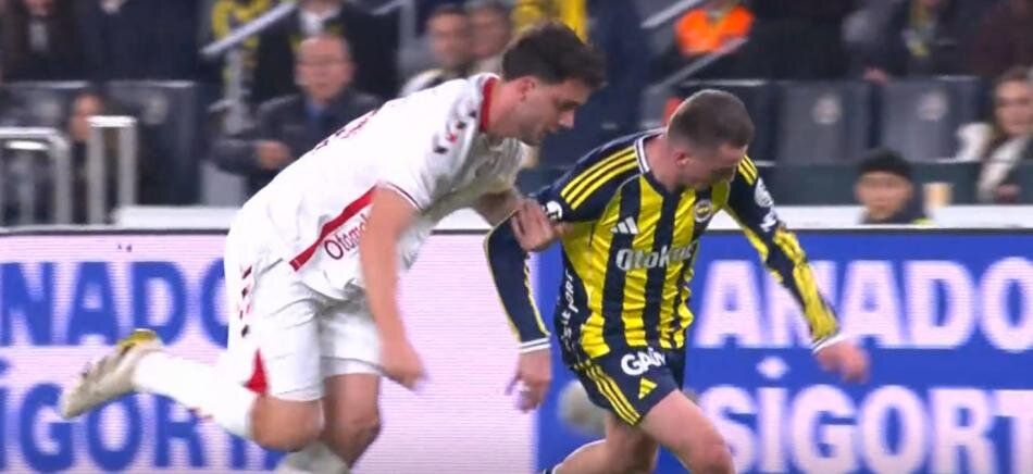 "Matteo Guendouzi ve Ederson kırmızı karttan atılmalıydı! Fenerbahçe'nin 3. golünde ofsayt yok" Trio ekibi maçtaki hakem hatalarını açıkladı 6