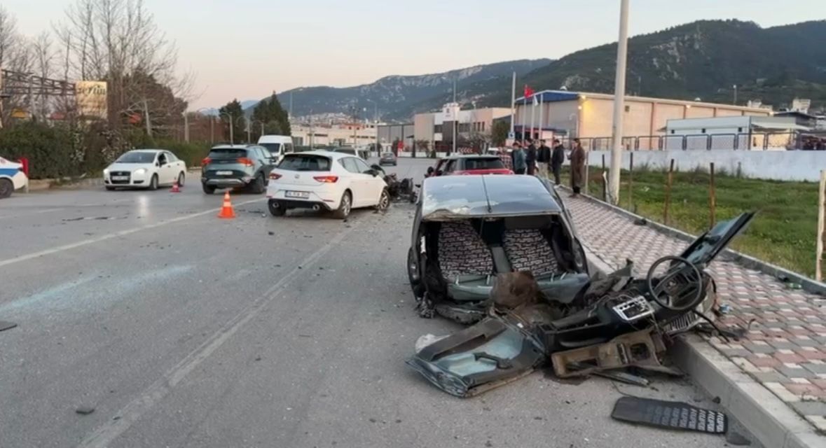 İzmir’de üç aracın karıştığı zincirleme kaza: 3 yaralı 1