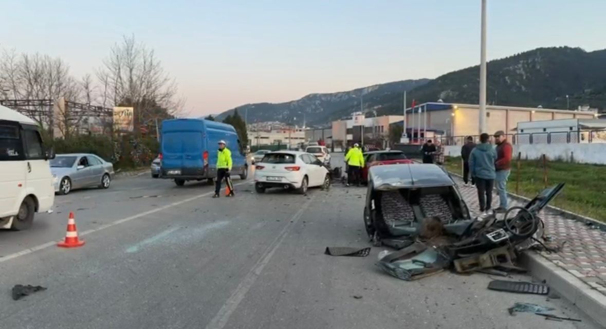İzmir’de üç aracın karıştığı zincirleme kaza: 3 yaralı 2