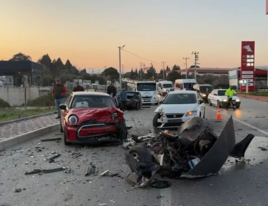 İzmir’de üç aracın karıştığı zincirleme kaza: 3 yaralı 4