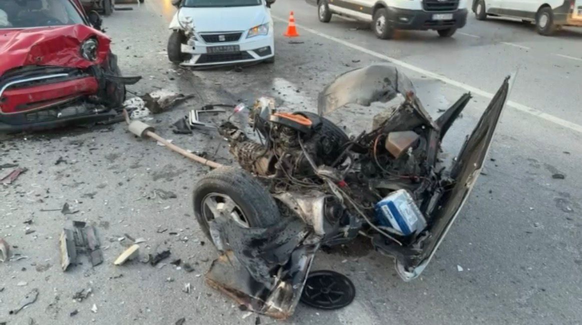 İzmir’de üç aracın karıştığı zincirleme kaza: 3 yaralı 3