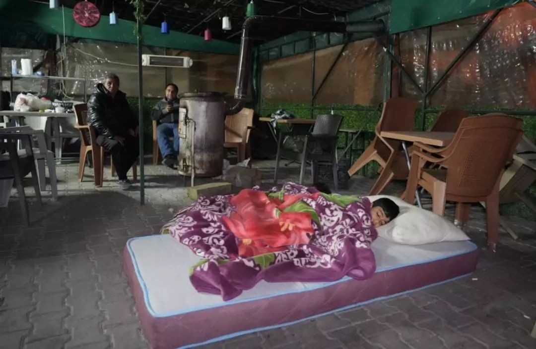 Denizli'de deprem fırtınası: 5.1'lik şokun ardından 150 artçı meydana geldi... Vatandaş geceyi sokakta geçirdi! 4