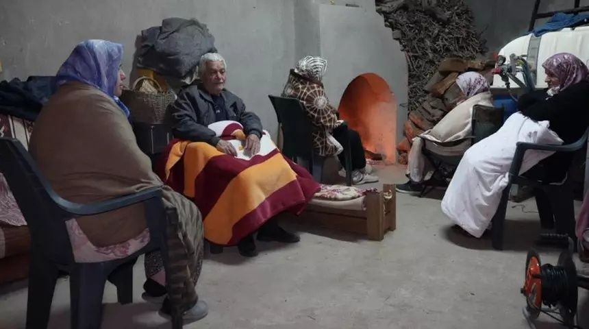 Denizli'de deprem fırtınası: 5.1'lik şokun ardından 150 artçı meydana geldi... Vatandaş geceyi sokakta geçirdi! 1