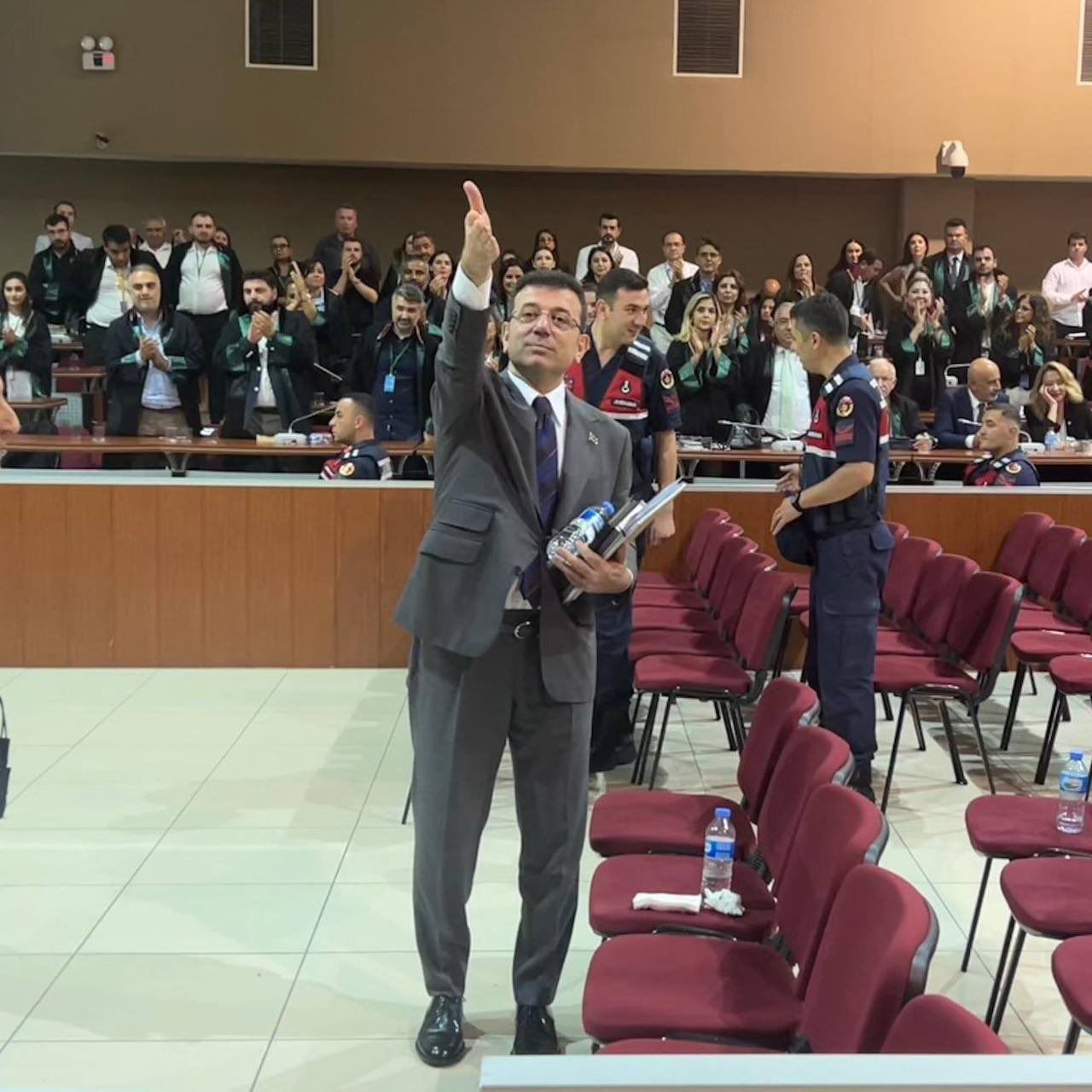 İBB davasında 2. gün! İmamoğlu bugün konuşacak mı? 2. celse sandalye kriziyle başladı! İmamoğlu Bakan Gürlek'i hedef aldı: Bedelini siz ödersiniz! 1