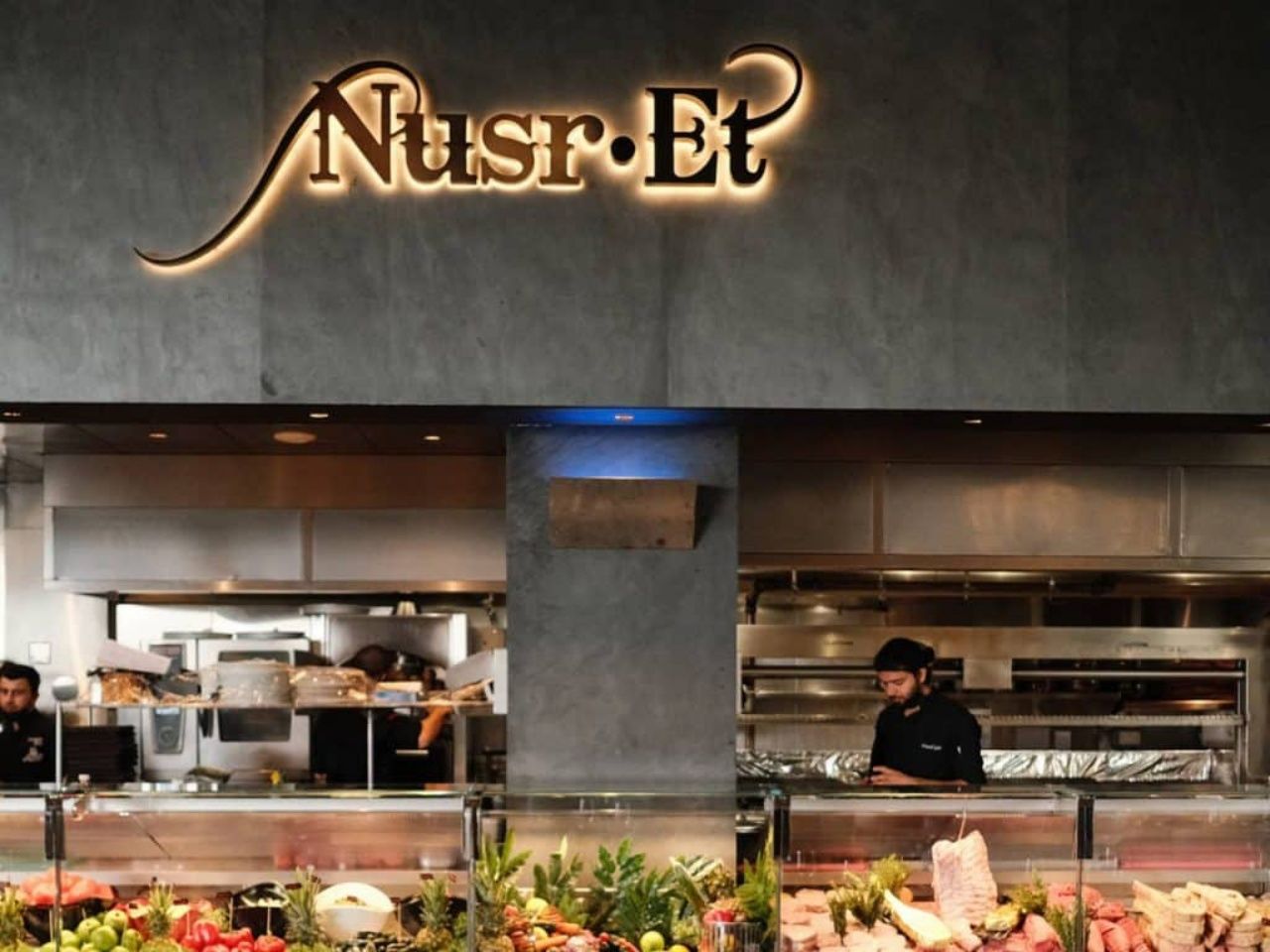 Herkes kaçarken Nusret Dubai'ye gitti! Restoranını açtı: "Ateşimiz yanıyor, kapılarımız açık” 1
