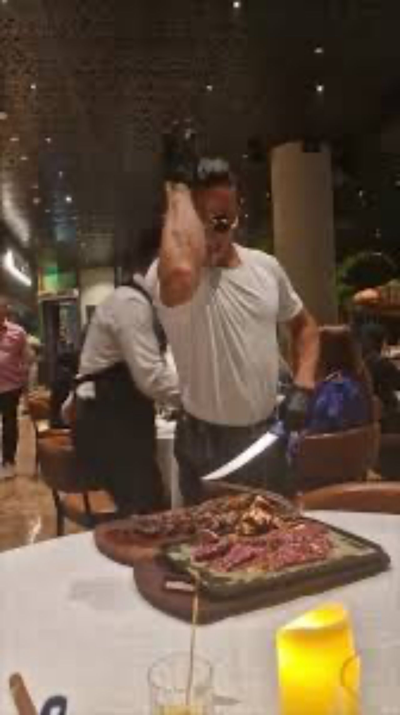 Herkes kaçarken Nusret Dubai'ye gitti! Restoranını açtı: "Ateşimiz yanıyor, kapılarımız açık” 4