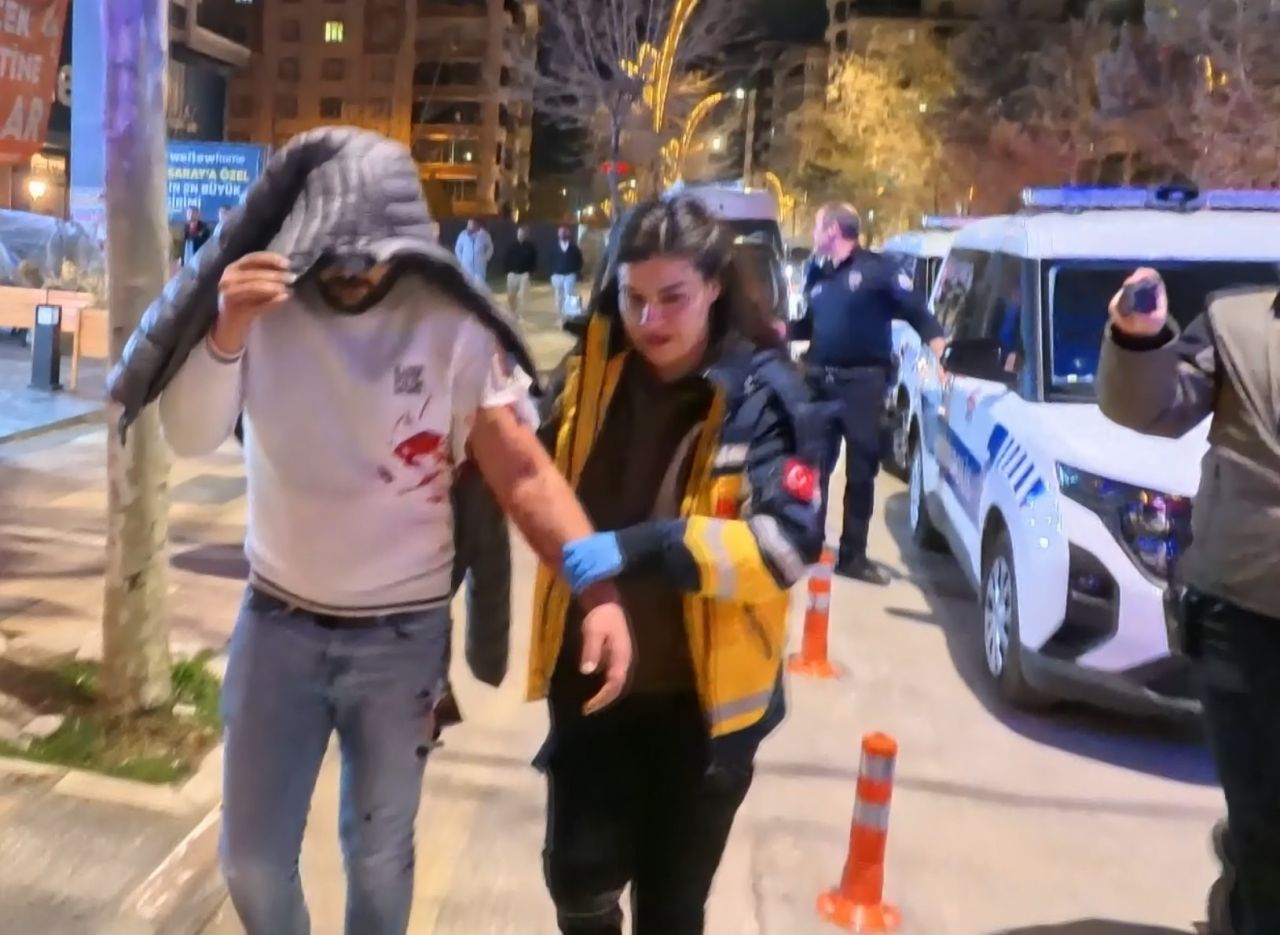 Kafede dehşete düşüren anlar! Tartışma bıçaklı kavgaya dönüştü: 1 yaralı 3