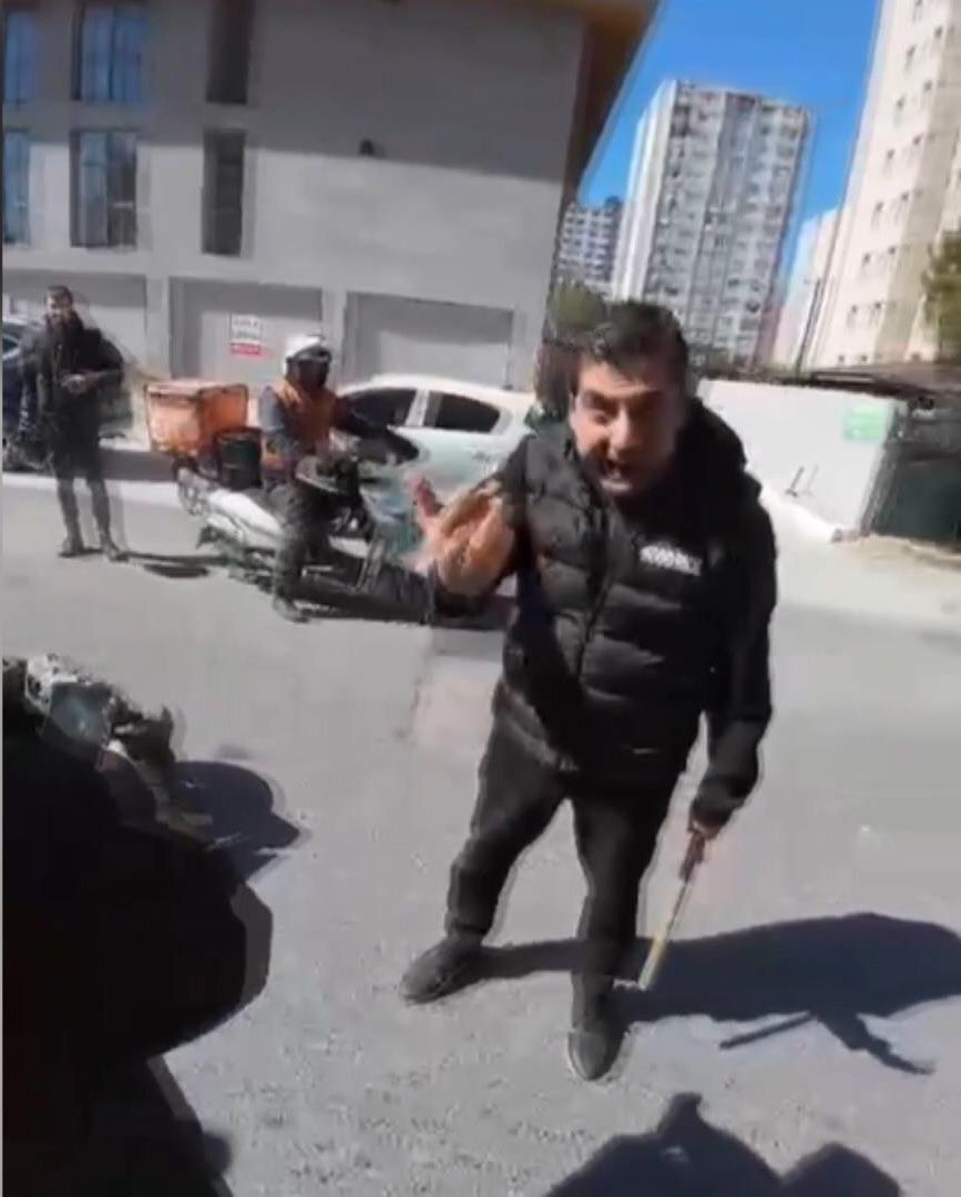 Esenyurt'ta şerit ihlali kavgası: Kuryenin üzerine sopayla yürüdü 5