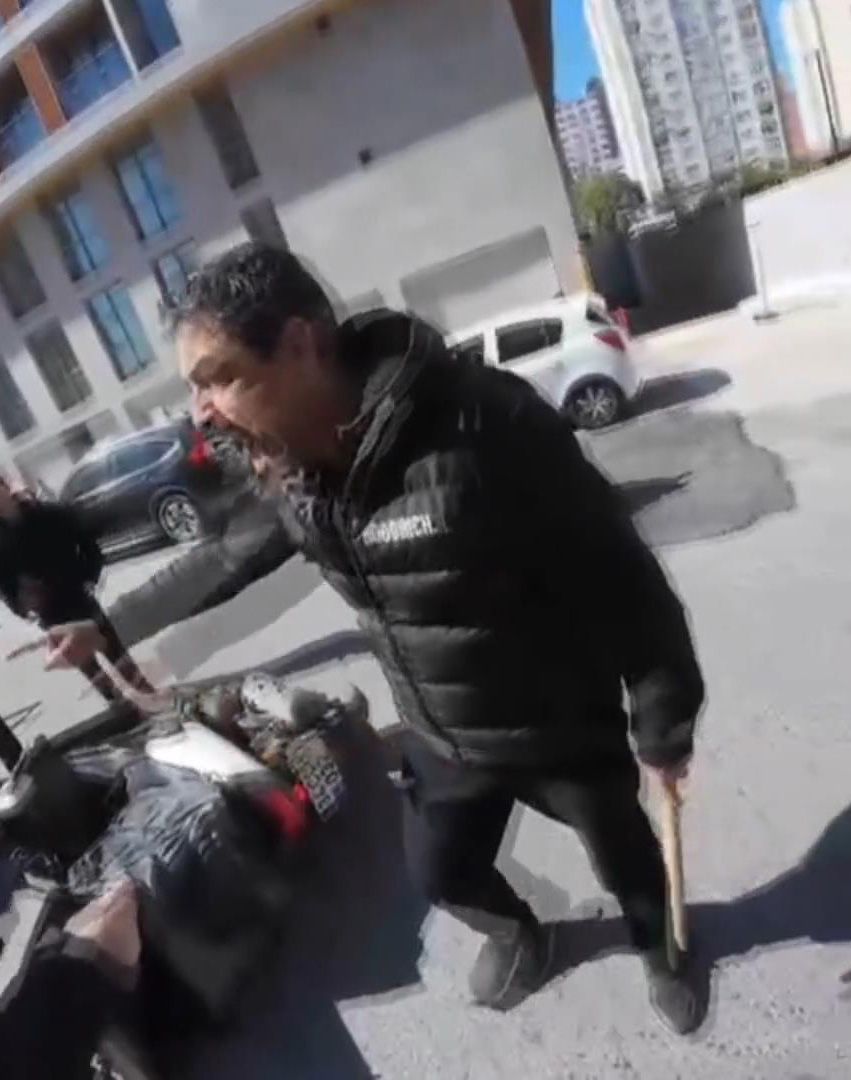 Esenyurt'ta şerit ihlali kavgası: Kuryenin üzerine sopayla yürüdü 1