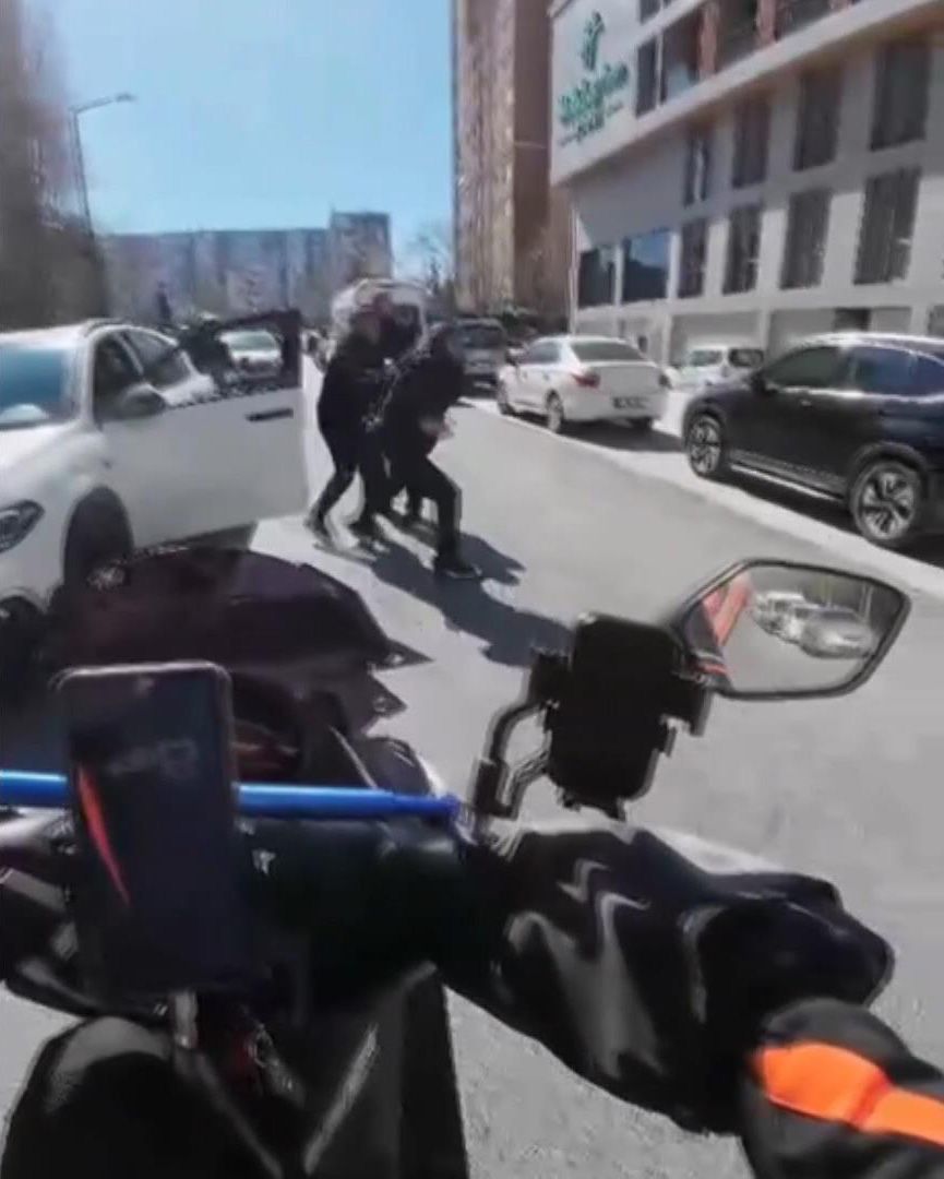 Esenyurt'ta şerit ihlali kavgası: Kuryenin üzerine sopayla yürüdü 2