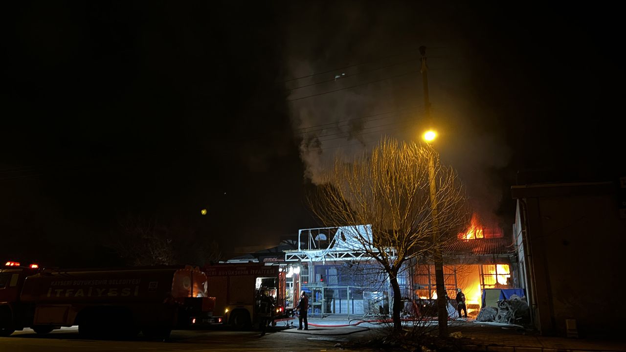 Kayseri’de mobilya atölyesinde yangın 4