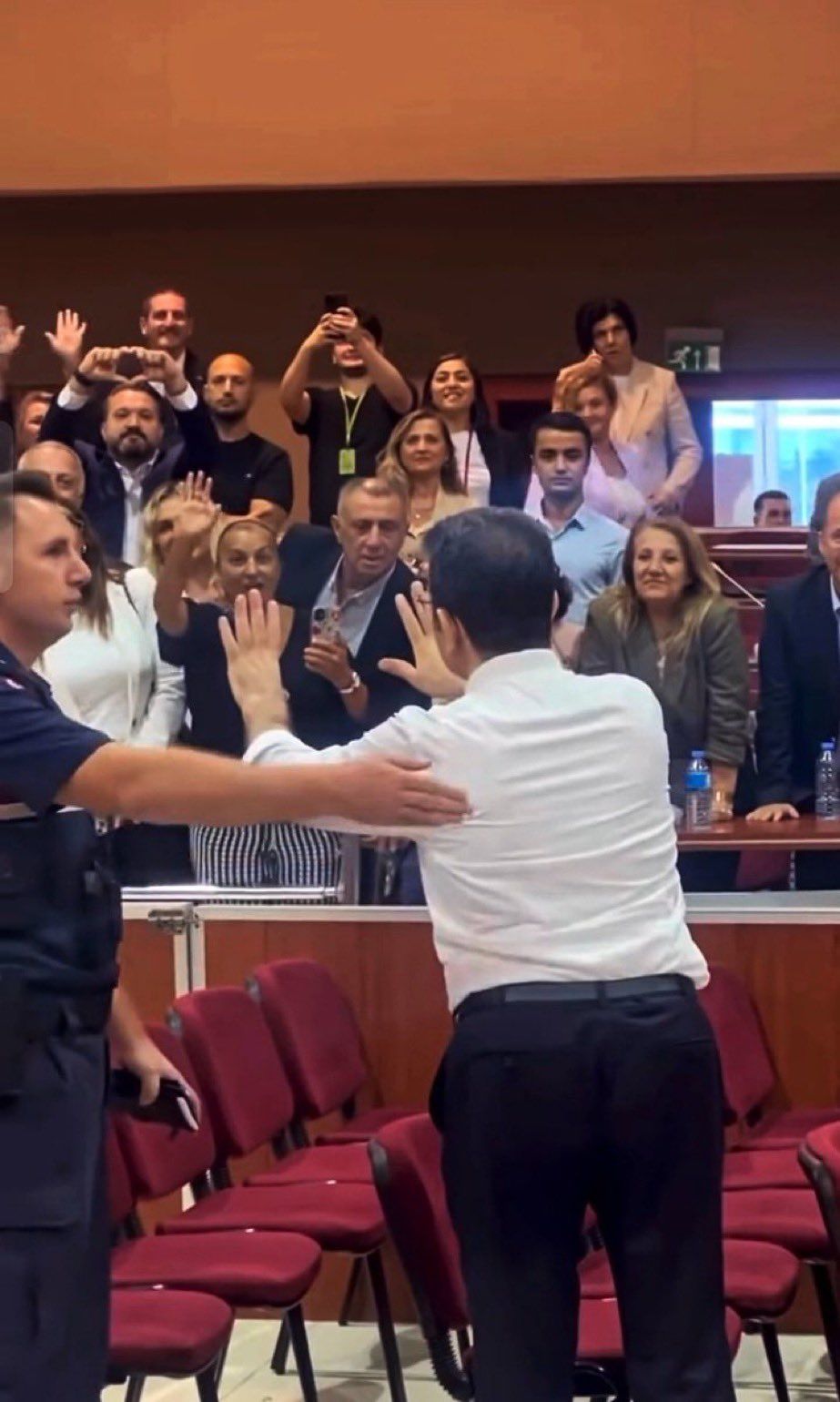CHP içinde Silivri çatlağı! Partililerden İmamoğlu'na tepki: Mahkeme şov yeri değil, aklanmak istiyorsan savunma yap! 6