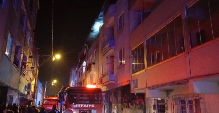 Bursa'da apartmanın çatı katında yangın 1