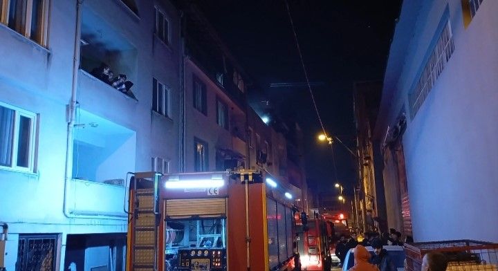 Bursa'da apartmanın çatı katında yangın 2